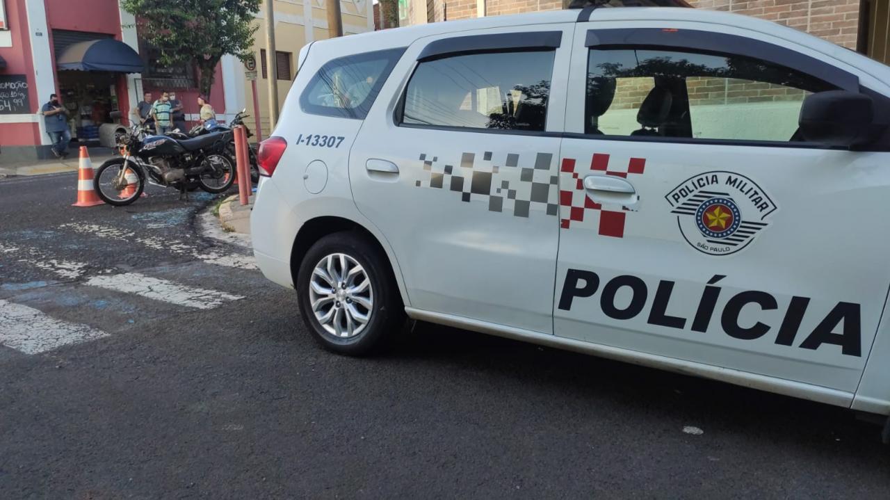 Foto 2 de 6 — Idoso fica gravemente ferido em acidente com motos na Vila Xavier